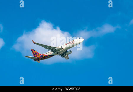 Flugzeug Boeing 737 von Batik Air Malaysia durch Himmel als Vorbereitung für die Landung auf dem Internationalen Flughafen Tan Son Nhat, Ho Chi Minh City, Vietnam Stockfoto