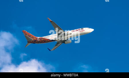 Flugzeug Boeing 737 von Batik Air Malaysia durch Himmel als Vorbereitung für die Landung auf dem Internationalen Flughafen Tan Son Nhat, Ho Chi Minh City, Vietnam Stockfoto