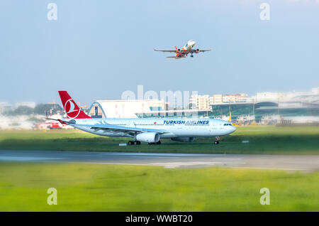 Flugzeug Airbus A330 der Turkish Airlines Landung am internationalen Flughafen Tan Son Nhat, Ho Chi Minh City, Vietnam Stockfoto