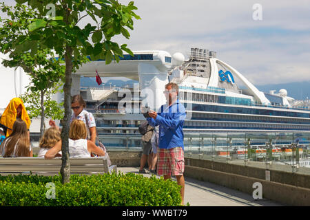 Familie Gruppe mit Kreuzfahrtschiff "Golden Princess London" im Hintergrund am Canada Place, Vancouver, B.C., Kanada. Juni 15, 2019 Stockfoto