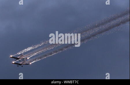 Peking, Belgien. 13 Sep, 2019. Glühwürmchen Aerobatic Team aus dem Vereinigten Königreich fliegt in den Sonnenuntergang Sanicole Airshow in Hechtel, Belgien, Sept. 13, 2019. Credit: Wang Xiaojun/Xinhua/Alamy leben Nachrichten Stockfoto