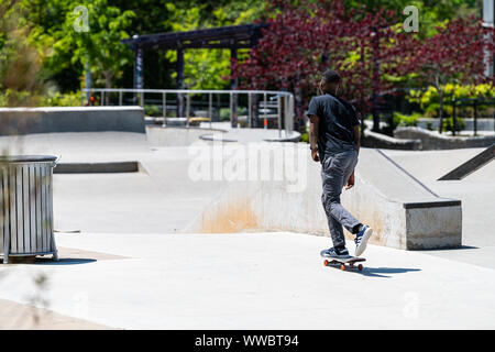 Atlanta, USA - 20. April 2018: Die vierte Station outdoor Skatepark in Georgien Downtown City mit jungen Mann Eislaufen und stunt Trick außerhalb Stockfoto