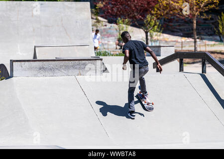 Atlanta, USA - 20. April 2018: Historische vierte Station outdoor Skatepark in Georgien Downtown City mit afrikanischen amerikanischen Schwarzen Mann Skaten auf außerhalb des RAM Stockfoto
