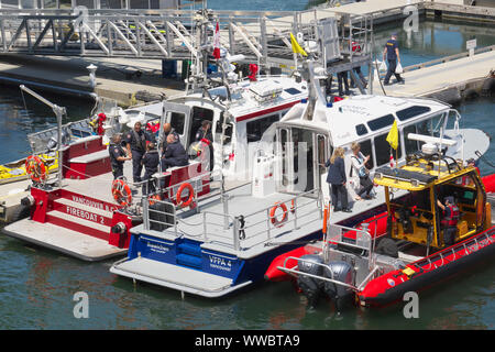 Vancouver Fire Boot, Port Authority und Suche und Rettung Boote an Coal Harbour, Vancouver, B.C., Kanada. Juni 15, 2019 Stockfoto