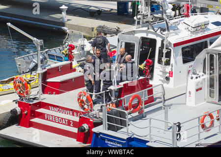 Feuerlöschboot2 Günstig in Coal Harbour mit Fire Rescue Crew an Bord, Hafen von Vancouver, Vancouver, B.C., Kanada. Juni 15, 2019 Stockfoto