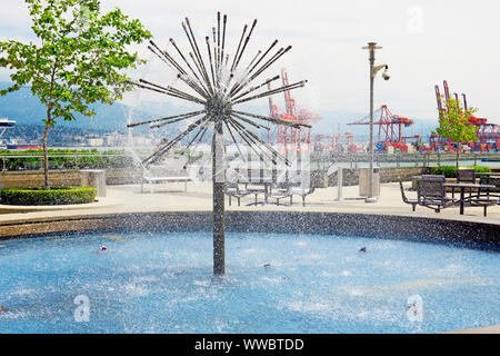 Ein sphärischer Wasserbrunnen am Granville Square, Vancouver, B. C., Kanada. Stockfoto