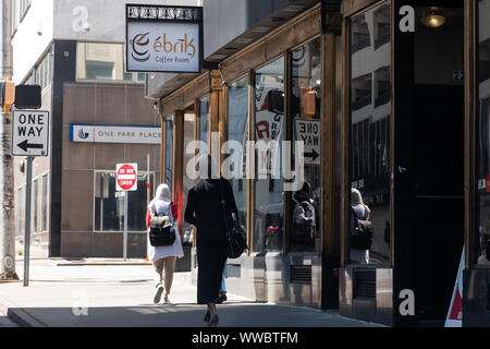 Atlanta, USA - 20. April 2018: Geschäftsleute, Frauen, Geschäftsfrau in Jacke zu Fuß auf der Straße Straße Fußweg in die Innenstadt von Georgien Stadt durch Wäs Stockfoto