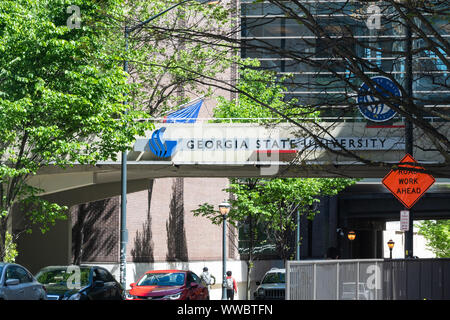 Atlanta, USA - 20. April 2018: Georgia State University urban City Campus mit Halle unterzeichnen und Studenten Wandern im Sommer Stockfoto