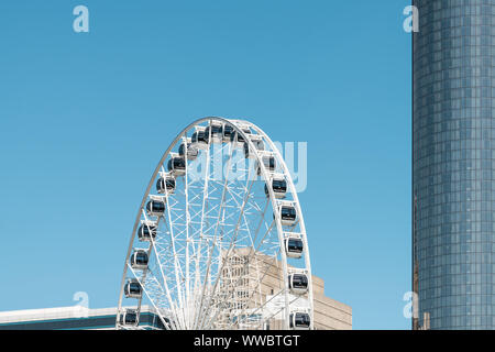 Atlanta, USA - 20. April 2018: Skyview Atlanta Riesenrad in Centennial Olympic Park mit Bürogebäude Wolkenkratzer und blauen Himmel im Hintergrund, im Stockfoto