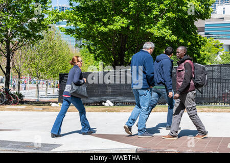 Atlanta, USA - 20. April 2018: die Menschen zu Fuß auf der Straße Straße Bürgersteig von Centennial Olympic Park mit Bürogebäude Wolkenkratzer im Hintergrund, im Ge Stockfoto