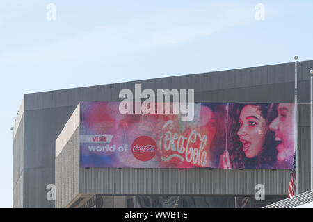 Atlanta, USA - 20. April 2018: Die Welt der Coca-Cola Museum Ausstellung mit digitaler Anzeige anmelden Werbung auf außerhalb des Gebäudes in Georgien downtown ci Stockfoto