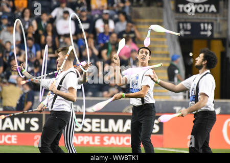 Chester, Pennsylvania, USA. 14 Sep, 2019. Jongleure durchführen, für die Masse an der Übereinstimmung zwischen der Union und der LAFC bei Talen Energie Stadion in Chester, Pennsylvania Credit: Ricky Fitchett/ZUMA Draht/Alamy leben Nachrichten Stockfoto