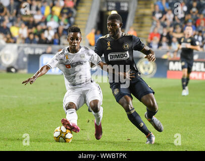 Chester, Pennsylvania, USA. 14 Sep, 2019. LAFC player, LATIF SEGEN (7) Aktion gegen die von der Union MARK MCKENZIE (4) während der Gleichen bei Talen Energie Stadion in Chester, Pennsylvania Credit: Ricky Fitchett/ZUMA Draht/Alamy leben Nachrichten Stockfoto