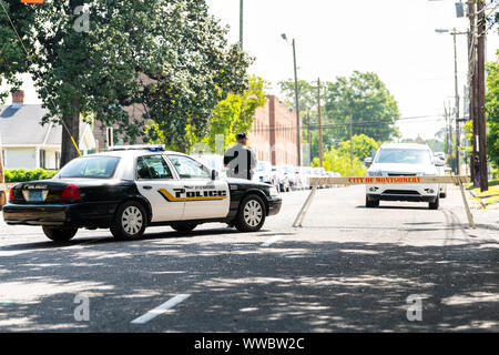 Montgomery, USA - 21. April 2018: Alabama City Polizeioffizier oder Polizist Auto auf der Straße mit dem Schild auf dem Bürgersteig mit gesperrten Straße Block oder Hindernis dar. Stockfoto