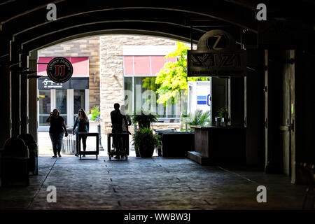Montgomery, USA - 21. April 2018: Die Gasse Tunnel oder Passage mit Menschen zu Fuß von Gourmet Jimmy John's Sandwich Shop, Sa Za italienisches Restaurant in einem Stockfoto