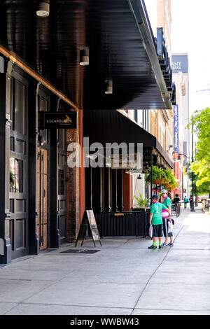 Montgomery, USA - 21. April 2018: Die Gasse Entertainment District in Alabama kapital Altstadt Stadt mit escapology Escape-zimmer vanue und Sa Za Italia Stockfoto