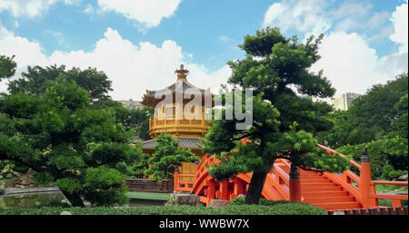 Mit Blick auf die Brücke und den Pavillon der absolute Perfektion in Nan Lian Gärten in Hongkong, China Stockfoto