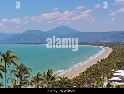 Die wunderbare Aussicht von Trinity Bay Lookout Auf Flagstaff Hill mit Blick auf Four Mile Beach in Port Douglas, Queensland, Australien Stockfoto