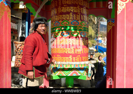 Tawang, Arunachal Pradesh, Indien - 03. JANUAR 2019: Portrait der Indien, tribal Mann in die yak Haar Hut gekleidet. Stockfoto