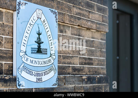 Montgomery, USA - 21. April 2018: Street Sign in Hauptstadt Alabama Stadt in der Innenstadt Altstadt durch die Gasse Historisches Museum von Stainer-Lobman Gebäude Stockfoto