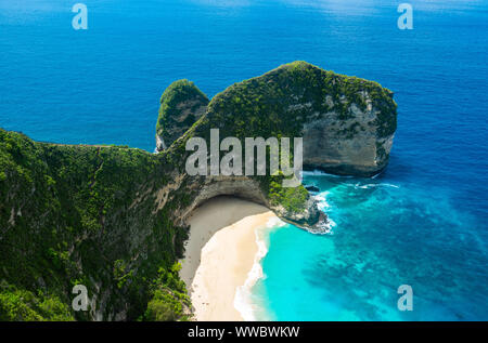 Das ist ein Bild von einem Aussichtspunkt mit Blick auf Nusa Pendia in Bali, Indonesien. Stockfoto