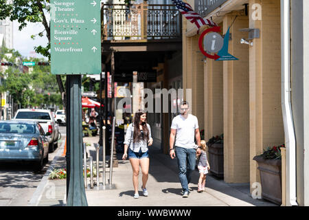 Mobile, USA - 21. April 2018: Altstadt Dauphin street in Alabama berühmten südlichen Stadt mit der Familie einkaufen und anmeldung anfahrt Stockfoto