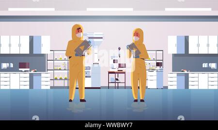 Wissenschaftler Paar hält Fässer mit Warnschild Mann Frau in Schutzanzügen arbeiten mit Chemikalien Forschung Wissenschaft Konzept moderne Labor Stock Vektor
