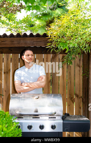 Grill moderne neue Grill im Freien Sommer Garten im Hinterhof bei Tag mit Mann, immer bereit zum Grillen Stockfoto