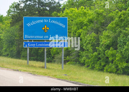 Slidell, USA - 22. April 2018: Autobahn Straße mit Willkommen in Louisiana Zeichen und Text auf der Interstate I 10. Stockfoto