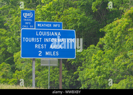 Slidell, USA - 22. April 2018: Autobahn Straße mit Nahaufnahme des Willkommen in Louisiana Zeichen und Text auf der Interstate I 10. Stockfoto