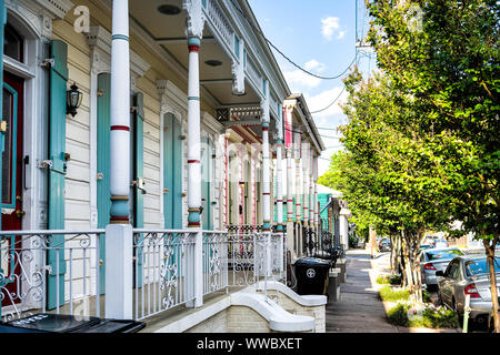 New Orleans, USA - 22. April 2018: Die blauen und weißen Pastelltönen Reihenhäuser der traditionellen Architektur in Louisiana Stadt auf der Straße Gehweg an der Französische Q Stockfoto