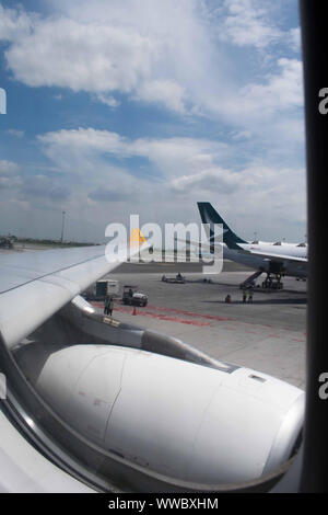 Juli 22, 2019 - Bangkok Thailand: Fenster Blick aus dem Flugzeugfenster, in denen Flugzeuge abgestellt sind Stockfoto