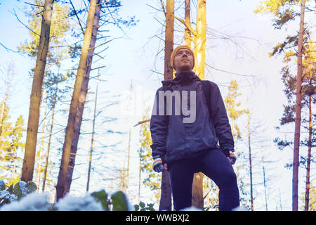 Wanderer im Wald Stockfoto