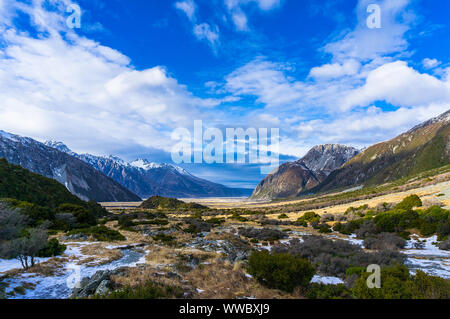 Winter Berglandschaft. Tasman Valley im Winter mit Schnee bedeckten Bergen und blauem Himmel. Schönen winter Berglandschaft. Stockfoto