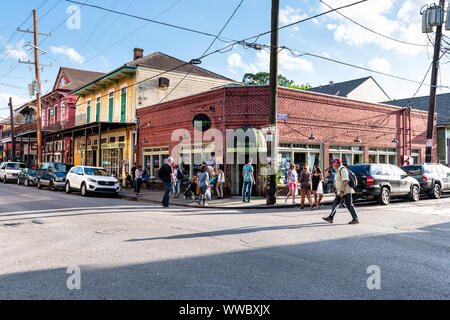 New Orleans, USA - 22. April 2018: Frenchmen Street in Louisiana Stadt, Stadt Eckgebäude mit Menschen zu Fuß von Marigny Brasserie und Bar Restauran Stockfoto