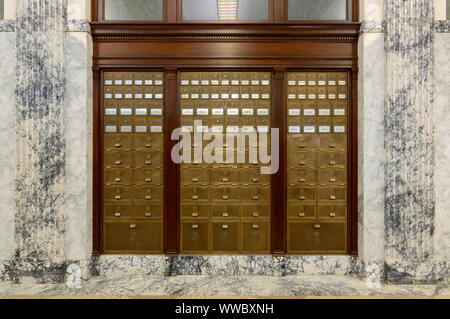 Kunstvolle Briefkästen in eine Post Stockfoto