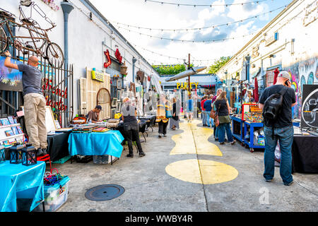 New Orleans, USA - 22. April 2018: Palast der Franzosen in Marigny Bezirk von French Quarter mit Menschen Shopping Straße Straße Bürgersteig in Louis Stockfoto