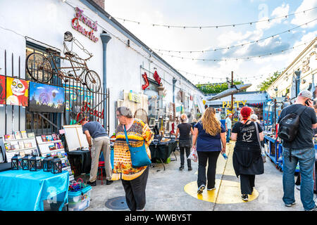 New Orleans, USA - 22. April 2018: Palast der Franzosen in Marigny Bezirk, French Quarter mit Menschen Shopping Straße Straße Bürgersteig in Louisia Stockfoto