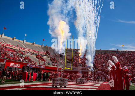 Bloomington, USA. 14 Sep, 2019. Indiana University läuft auf das Feld vor der NCAA Football Spiel gegen Ohio State an der IU Memorial Stadium. (Finale Ergebnis: Ohio State 50 - 10 der Indiana University) Credit: SOPA Images Limited/Alamy leben Nachrichten Stockfoto