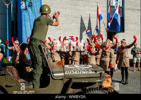 Veghel, Niederlande. 14 Sep, 2019. Ein Mann von einem der militärischen Fahrzeugen klatscht in die Hände, um das Pin-ups Frauen. Die 2019 zum Gedenken an 75 Jahre seit der Operation Market Garden stattfand. Operation Market Garden war eine der größten Alliierten Operationen des Zweiten Weltkriegs. Es fand im September 1944 statt. Zu der Zeit, die Alliierten reisten aus Belgien über mehrere Standorte in den Niederlanden, um schließlich in Nimwegen und Arnheim. Netherla Credit: SOPA Images Limited/Alamy leben Nachrichten Stockfoto