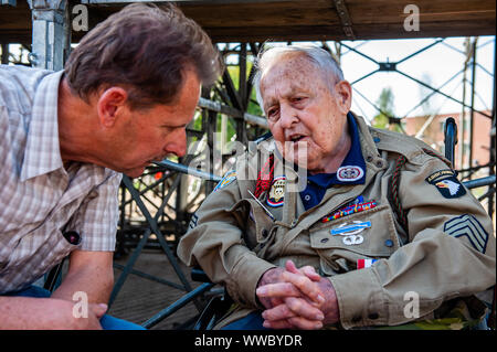 Veghel, Niederlande. 14 Sep, 2019. Ein WWII Veteran spricht mit einem Mann während der Parade. Die 2019 zum Gedenken an 75 Jahre seit der Operation Market Garden stattfand. Operation Market Garden war eine der größten Alliierten Operationen des Zweiten Weltkriegs. Es fand im September 1944 statt. Zu der Zeit, die Alliierten reisten aus Belgien über mehrere Standorte in den Niederlanden, um schließlich in Nimwegen und Arnheim. Niederlande. Credit: SOPA Images Limited/Alamy leben Nachrichten Stockfoto