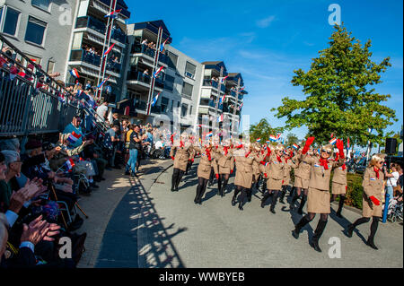 Veghel, Niederlande. 14 Sep, 2019. Eine Gruppe von Frauen mit Pin-ups Outfit nehmen Teil während der Parade. Die 2019 zum Gedenken an 75 Jahre seit der Operation Market Garden stattfand. Operation Market Garden war eine der größten Alliierten Operationen des Zweiten Weltkriegs. Es fand im September 1944 statt. Zu der Zeit, die Alliierten reisten aus Belgien über mehrere Standorte in den Niederlanden, um schließlich in Nimwegen und Arnheim. Niederlande. Credit: SOPA Images Limited/Alamy leben Nachrichten Stockfoto