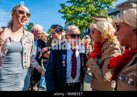 Veghel, Niederlande. 14 Sep, 2019. Ein WWII Veteran wird gesehen, im Gespräch mit der Pin-ups Frauen während der Parade. Die 2019 zum Gedenken an 75 Jahre seit der Operation Market Garden stattfand. Operation Market Garden war eine der größten Alliierten Operationen des Zweiten Weltkriegs. Es fand im September 1944 statt. Zu der Zeit, die Alliierten reisten aus Belgien über mehrere Standorte in den Niederlanden, um schließlich in Nimwegen und Arnheim. Netherlan Credit: SOPA Images Limited/Alamy leben Nachrichten Stockfoto