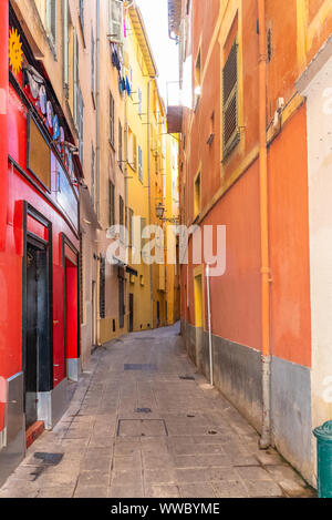 Nizza, Frankreich, charmanten Straße, rosa Fassade, mit typischen Fenstern und Fensterläden Stockfoto