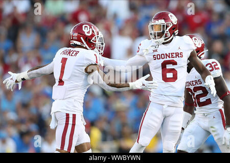 In Pasadena, Kalifornien. 14 Sep, 2019. Oklahoma Sooners cornerback Tre Braun (6) feiert seinen Abfangen mit Oklahoma Sooners Defensive zurück Jordan Parker (1) im Spiel gegen die Oklahoma Sooners und der UCLA Bruins im Rose Bowl in Pasadena, CA. (Foto von Peter Joneleit) Credit: Csm/Alamy leben Nachrichten Stockfoto