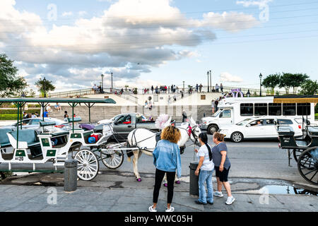 New Orleans, USA - 22. April 2018: Alte Stadt Decatur Street von Jackson Square in Louisiana Stadt mit Pferdekutsche geführte Tour, Menschen zu Fuß von Rive Stockfoto