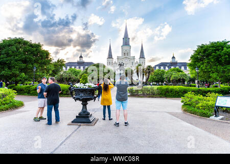 New Orleans, USA - 22. April 2018: Altstadt Louisiana Stadt Stadt mit berühmten St. Louis Kathedrale Kirche in Jackson Square Park Menschen Bilder aufnehmen oder Stockfoto