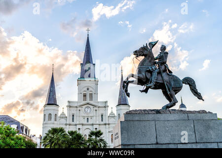 Altstadt von New Orleans, Louisiana Stadt Stadt mit St. Louis Kathedrale und allgemeine Statue in Jackson Square bei Sonnenuntergang mit dramatischen blauer Himmel Stockfoto