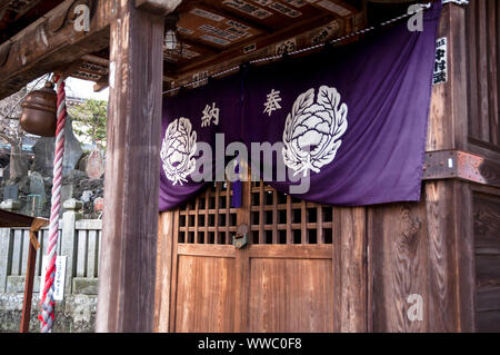 Japanischer Shingon-buddhistischer Tempelvorhang mit floralem Lotus und japanischem Schriftzug im Naritasan-Tempelkomplex, Tokio. Stockfoto