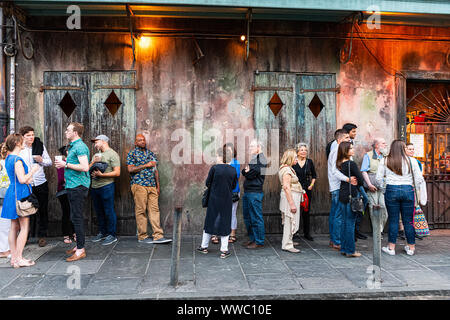 New Orleans, USA - 22. April 2018: Die Menschen in der Schlange warten auf Preservation Hall in der alten Stadt St. Peter Pierre Straße in Louisiana Stockfoto